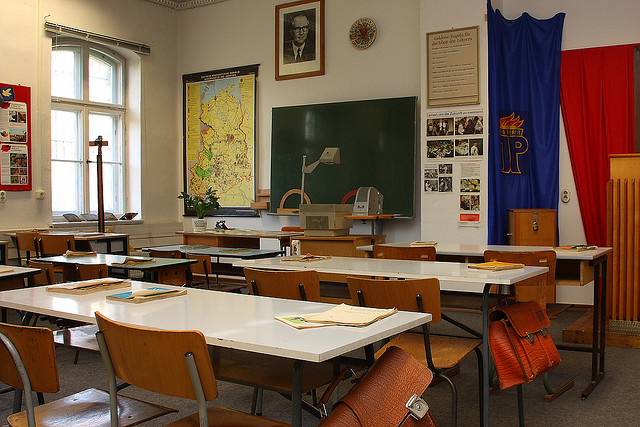 Typische Austattung eines Klassenzimmers in der DDR - via https://www.flickr.com/photos/gynti/
