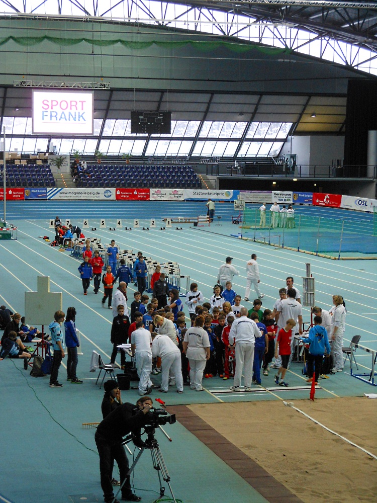 Die ersten Sportler(innen) laufen ein copyright by jana häring