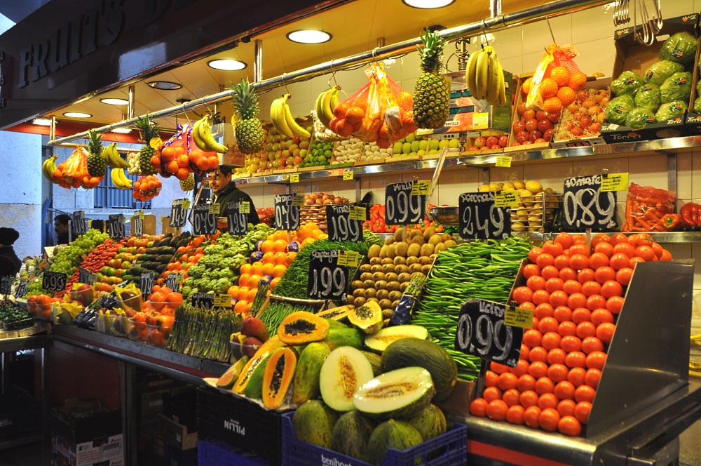Barcelona, Obst, nicht aus Spanien, sondern in Spanien copyright by peter egelkraut