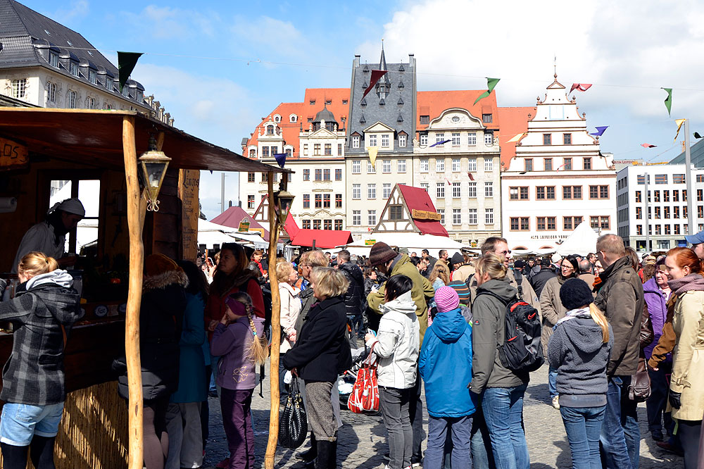 Ostermesse, Das Volk drängt heran copyright by thk-design