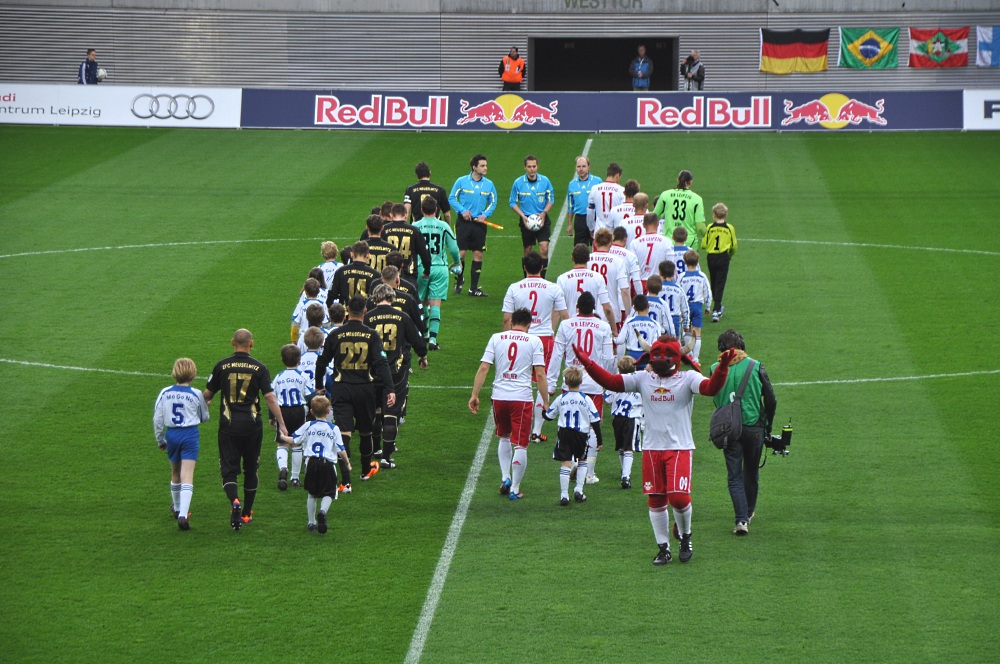 Einlauf der Mannschaften copyright by jana häring