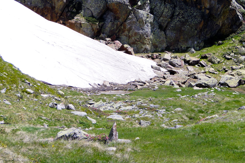 Es geht über Schneeflächen...