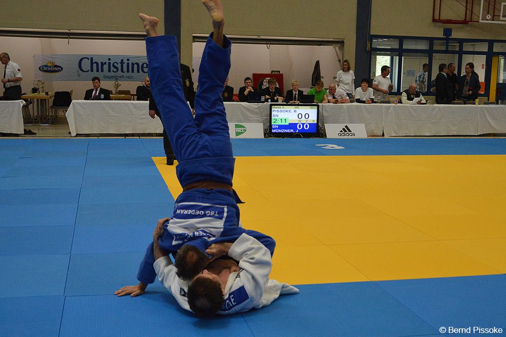 Bernd Pissoke führt enen Tomoe nage Wurf aus