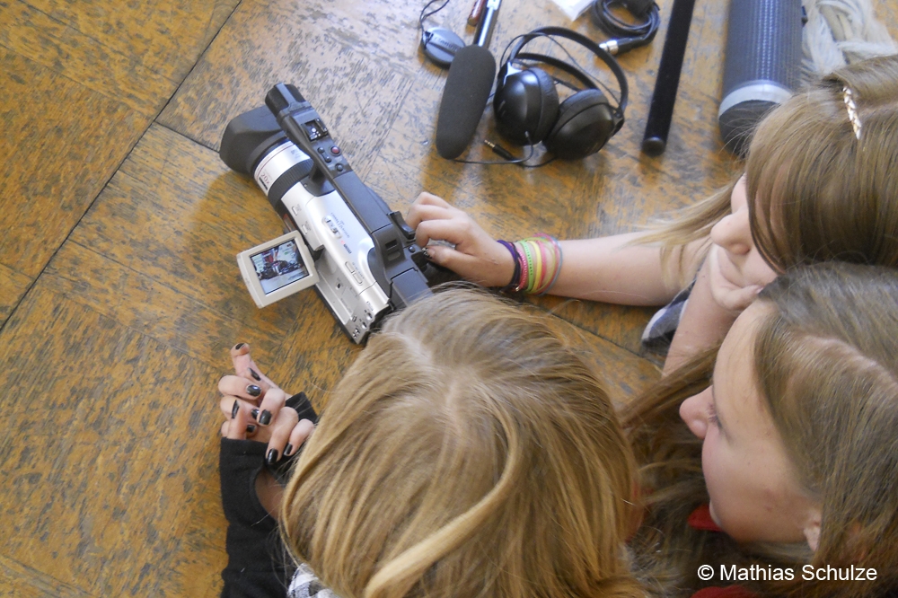 Spielend wird der kreativen Umgang mit der Technik erlernt Spielend wird der kreativen Umgang mit der Technik erlernt