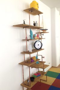 Ob solch eine Leselampe wohl in unsere Wohnung passt? Regal mit Internettypischen Dingen